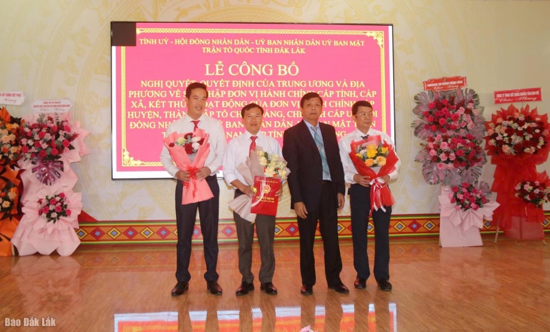 Các đồng chí Chủ tịch, Phó Chủ tịch UBND xã Tam Giang ra mắt, nhận quyết định tại buổi lễ. 