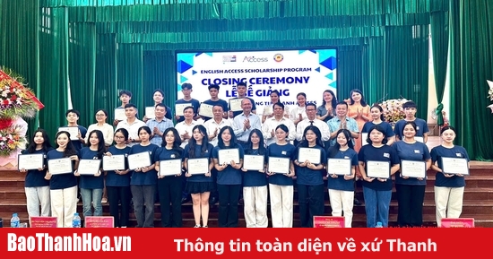 25 học sinh được trao chứng nhận hoàn thành chương trình học bổng tiếng Anh Access