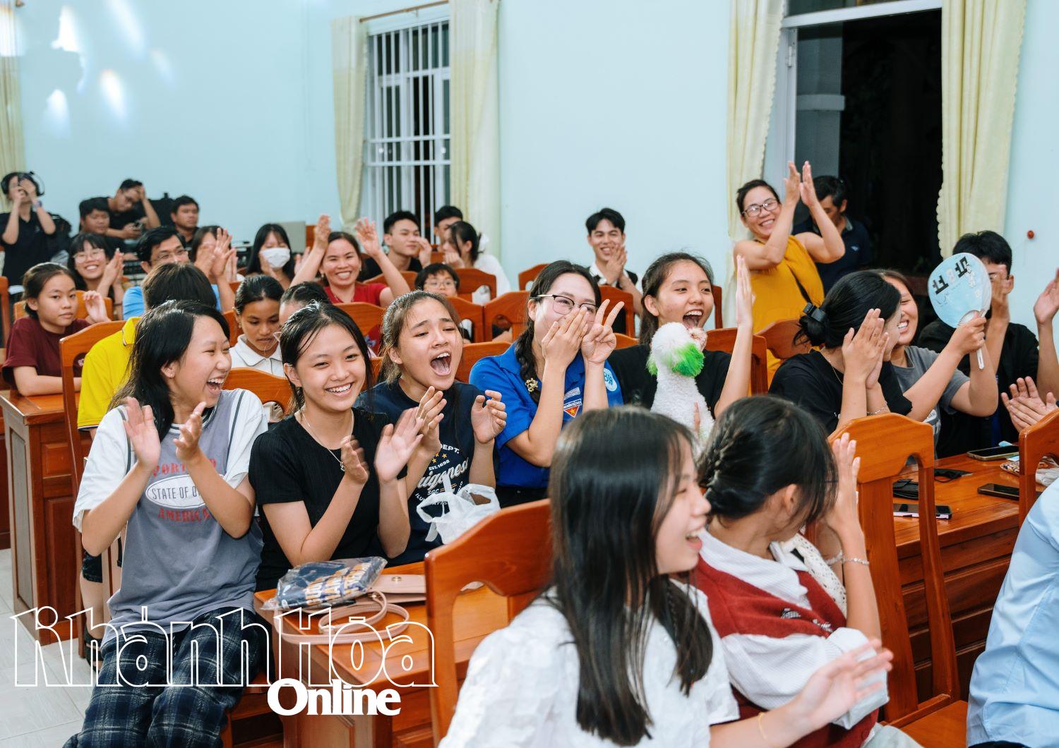 Các cuộc thi nhận được sự hưởng ứng, tham gia nhiệt tình của thành viên các câu lạc bộ tiếng Anh và người dân. 