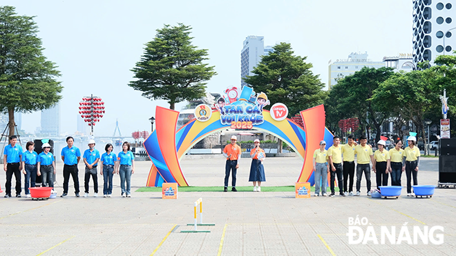 Game show “Tan ca Vui-Khỏe” do Liên đoàn Lao động thành phố phối hợp Báo và Đài Phát thanh, Truyền hình Đà Nẵng tổ chức là sân chơi vận động tập thể, mang tính giải trí, gắn kết tinh thần đồng đội cho đoàn viên, người lao động.  Ảnh: NGHIỆP VỤ	