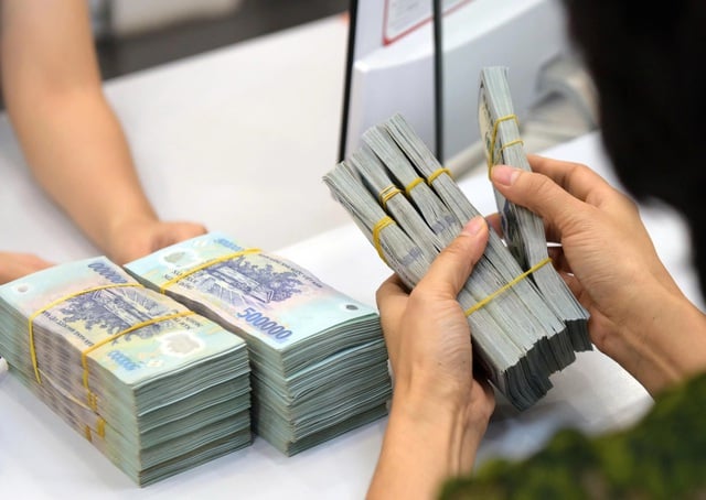 Tiền vẫn chảy vào ngân hàng- Ảnh 1.