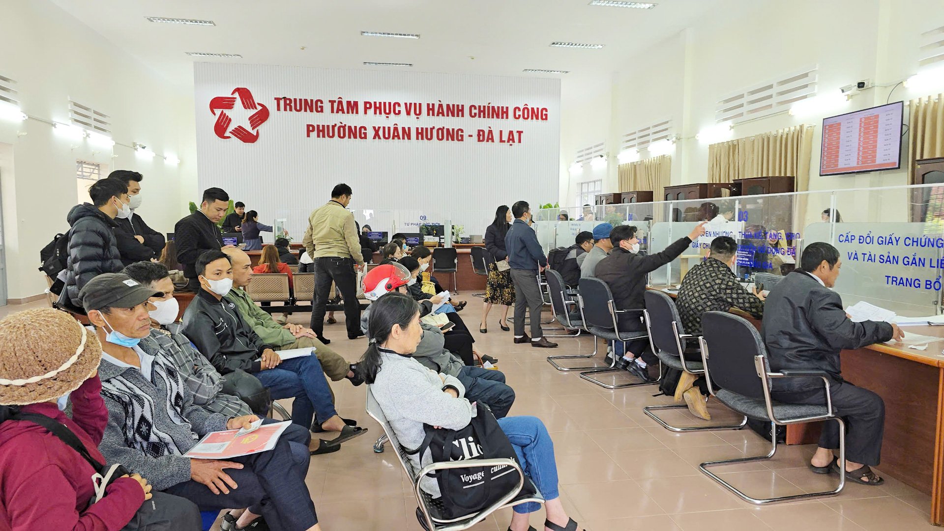 Người dân đến làm TTHC tại Trung tâm Phục vụ hành chính công 
phường Xuân Hương - Đà Lạt