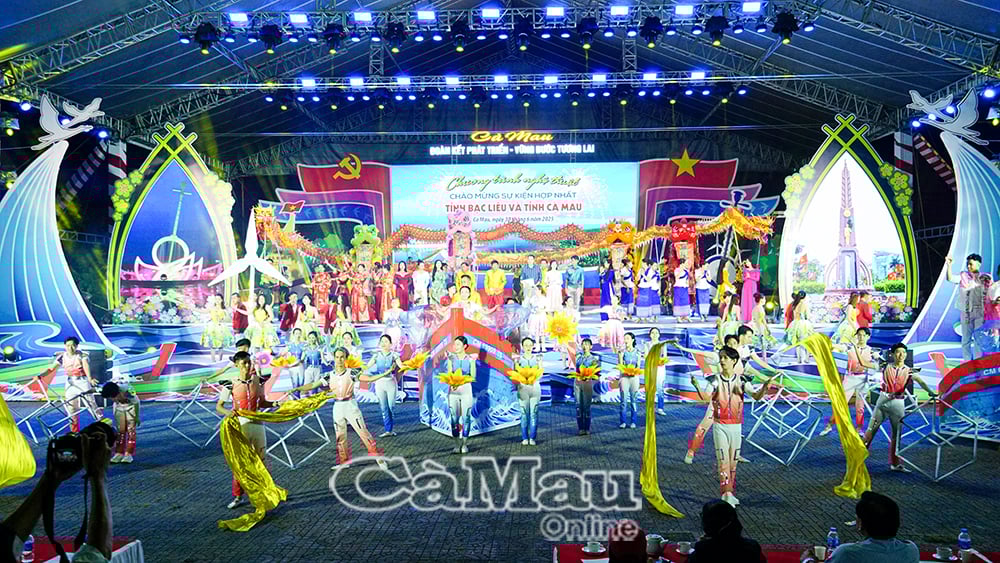 Ca khúc "Rạng rỡ Cà Mau" kết thúc chương trình nghệ thuật đặc biệt chào mừng sự kiện hợp nhất tỉnh Cà Mau và tỉnh Bạc Liêu