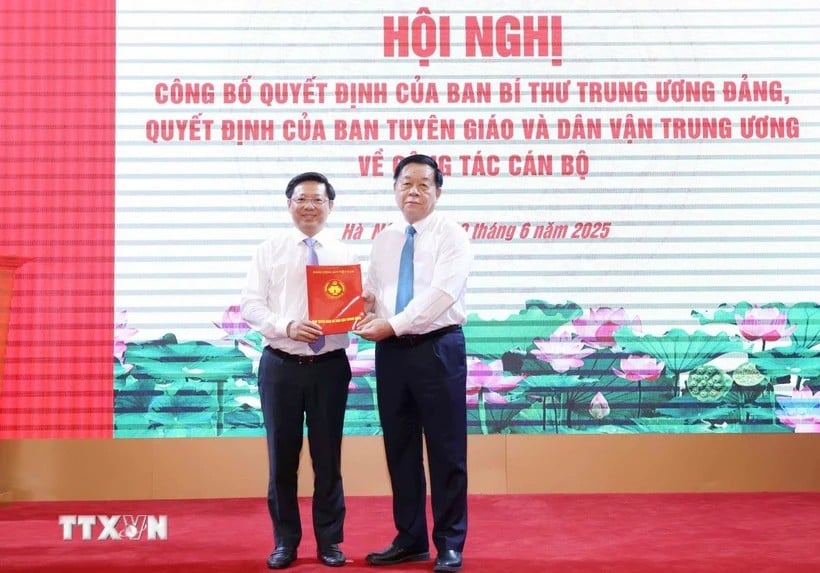 Ông Nguyễn Trọng Nghĩa, Ủy viên Bộ Chính trị, Bí thư Trung ương Đảng, Trưởng Ban Tuyên giáo và Dân vận Trung ương trao Quyết định của Ban Bí thư cho ông Trần Thanh Lâm. (Ảnh: TTXVN)