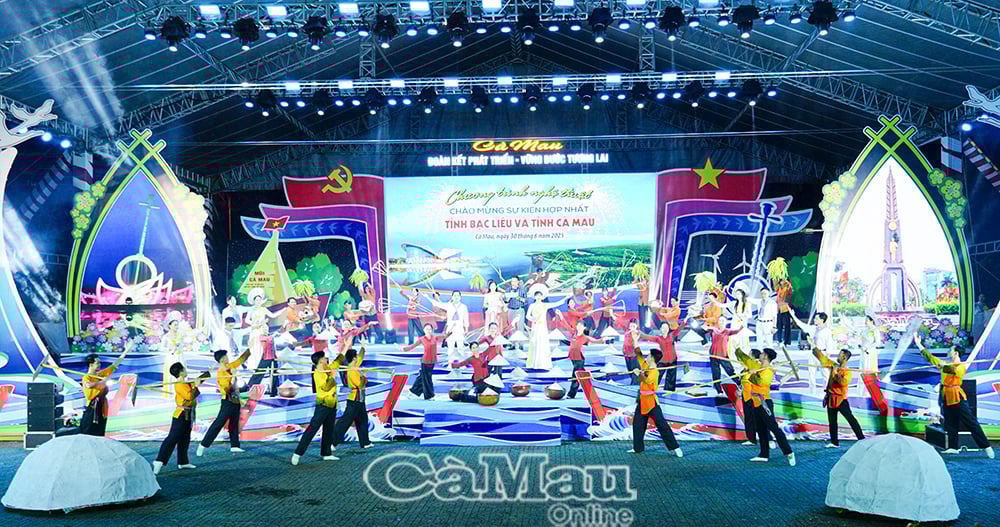 Tiết mục "Trên quê hương Minh Hải" mở đầu chương trình văn nghệ.