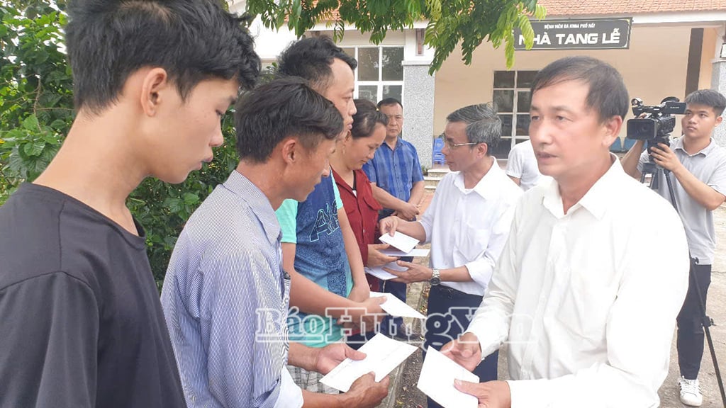  Phó Chủ tịch UBND tỉnh Nguyễn Hùng Nam thăm, trao tiền hỗ trợ của tỉnh cho gia đình các nạn nhân
