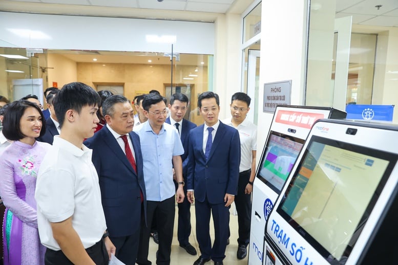 MobiFone cùng đoàn công tác UBND TP. Hà Nội kiểm tra công tác vận hành Hệ thống thông tin giải quyết TTHC theo mô hình mới- Ảnh 1.