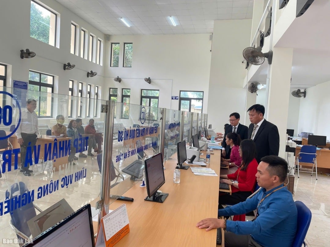 Cán bộ xã Dray Bhăng (mới) giải quyết thủ tục hành chính cho người dân.