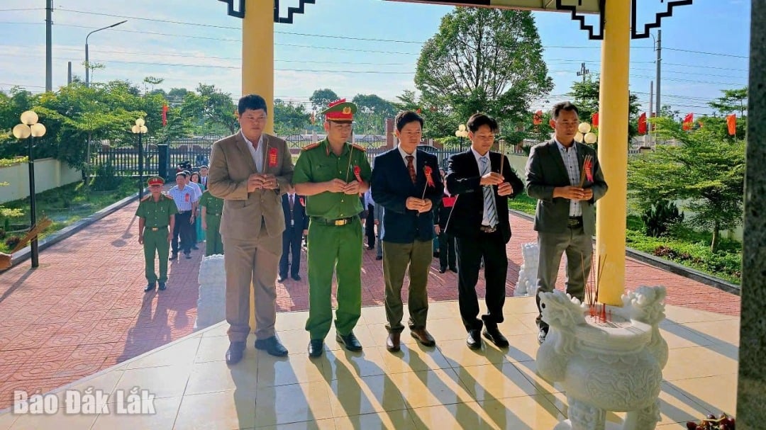 Cán bộ, công chức xã Ea Kly dâng hương tại Đài tưởng niệm các anh hùng liệt sĩ xã Ea Kly trước dấu mốc chuyển mình của địa phương.
