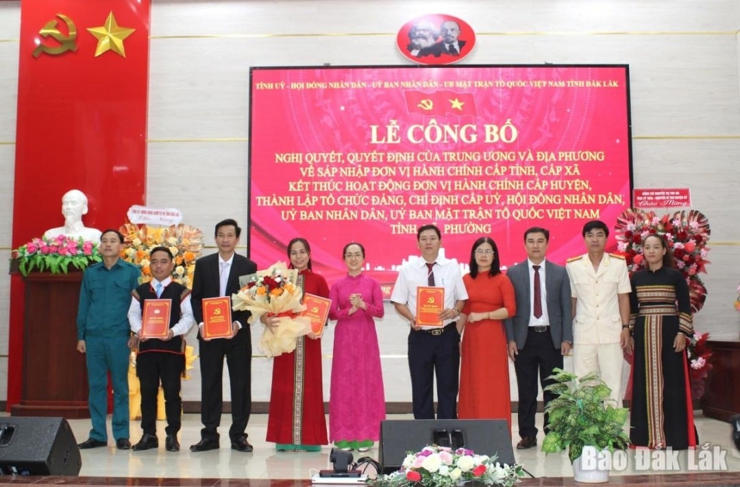 Former Secretary of Krong Nang District Party Committee Nguyen Thi Thu An presented the Decisions at the ceremony.