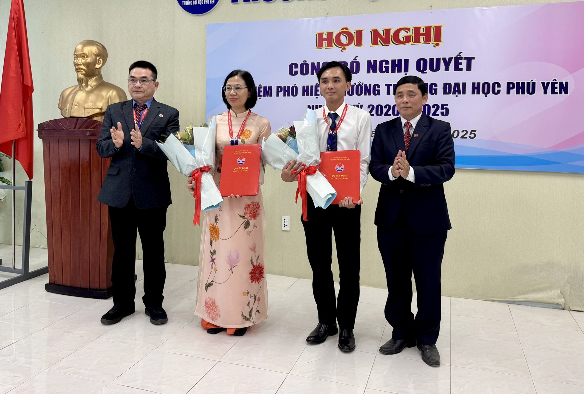 Lãnh đạo nhà trường trao nghị quyết bổ nhiệm cho hai tân phó hiệu trưởng. Ảnh: NHƯ THANH