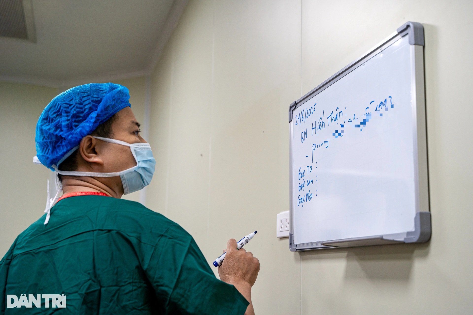 Cận cảnh 30 y bác sĩ giải cứu cô gái suy thận 10 năm không thể uống nước - 2