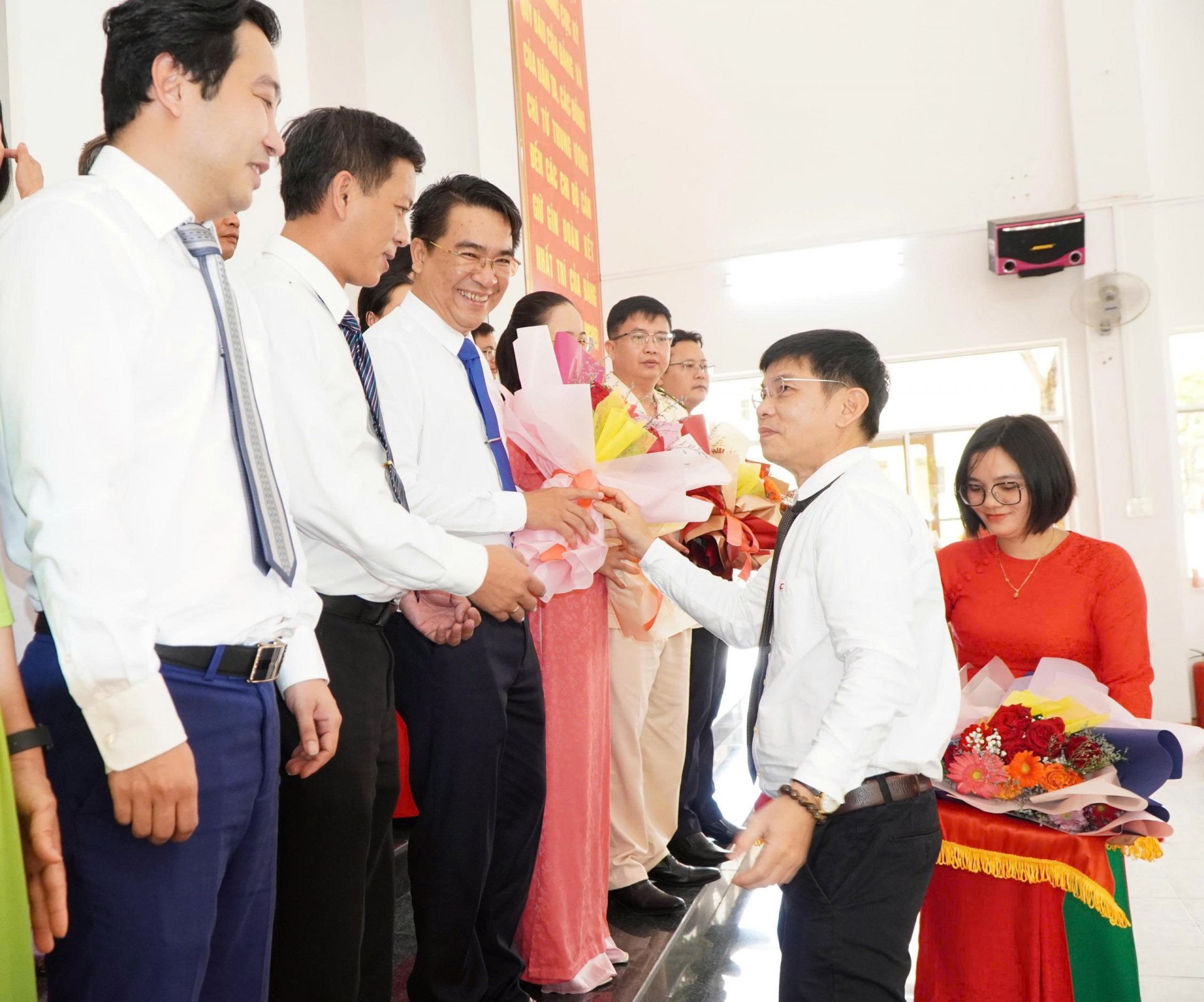 Ông Phạm Minh Trí (thứ 2 bên phải), Phó Tổng biên tập Báo Phú Yên tặng hoa cho cán bộ lãnh đạo phường Phú Yên. ẢNH: MINH DUYÊN