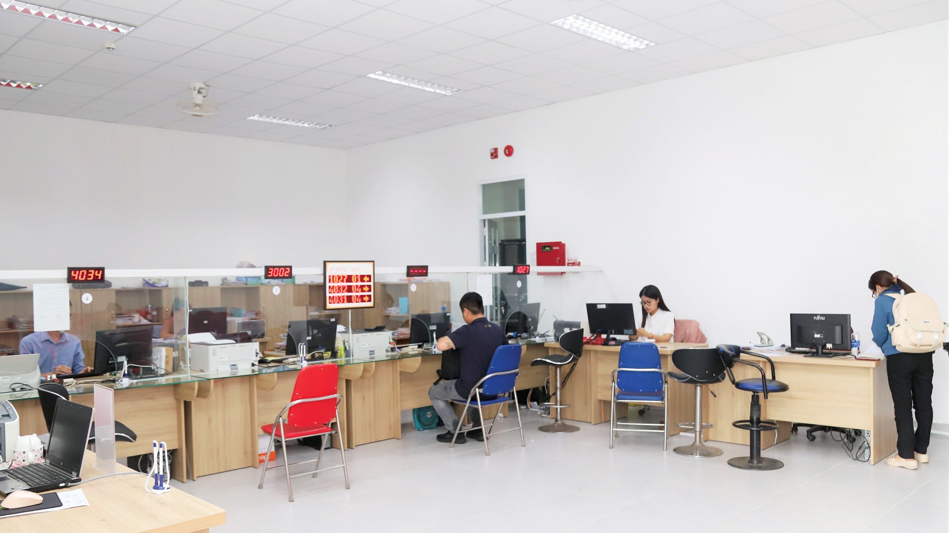 Người dân rất hài lòng, tin tưởng khi đến giải quyết thủ tục hành chính 
tại Trung tâm Hành chính công Phường 1 Bảo Lộc
