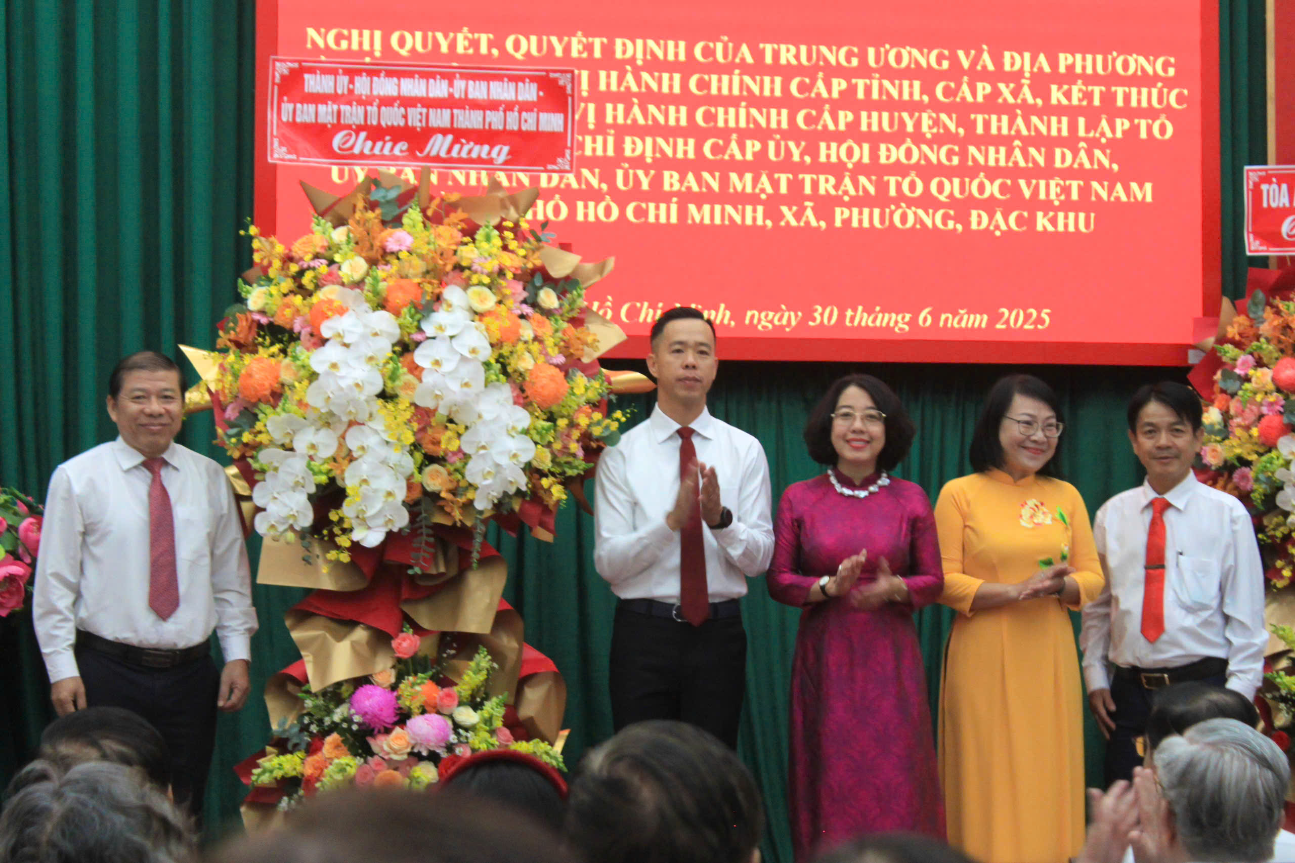 Cảm xúc đặc biệt của người dân TP HCM trong ngày trọng đại - Ảnh 7.