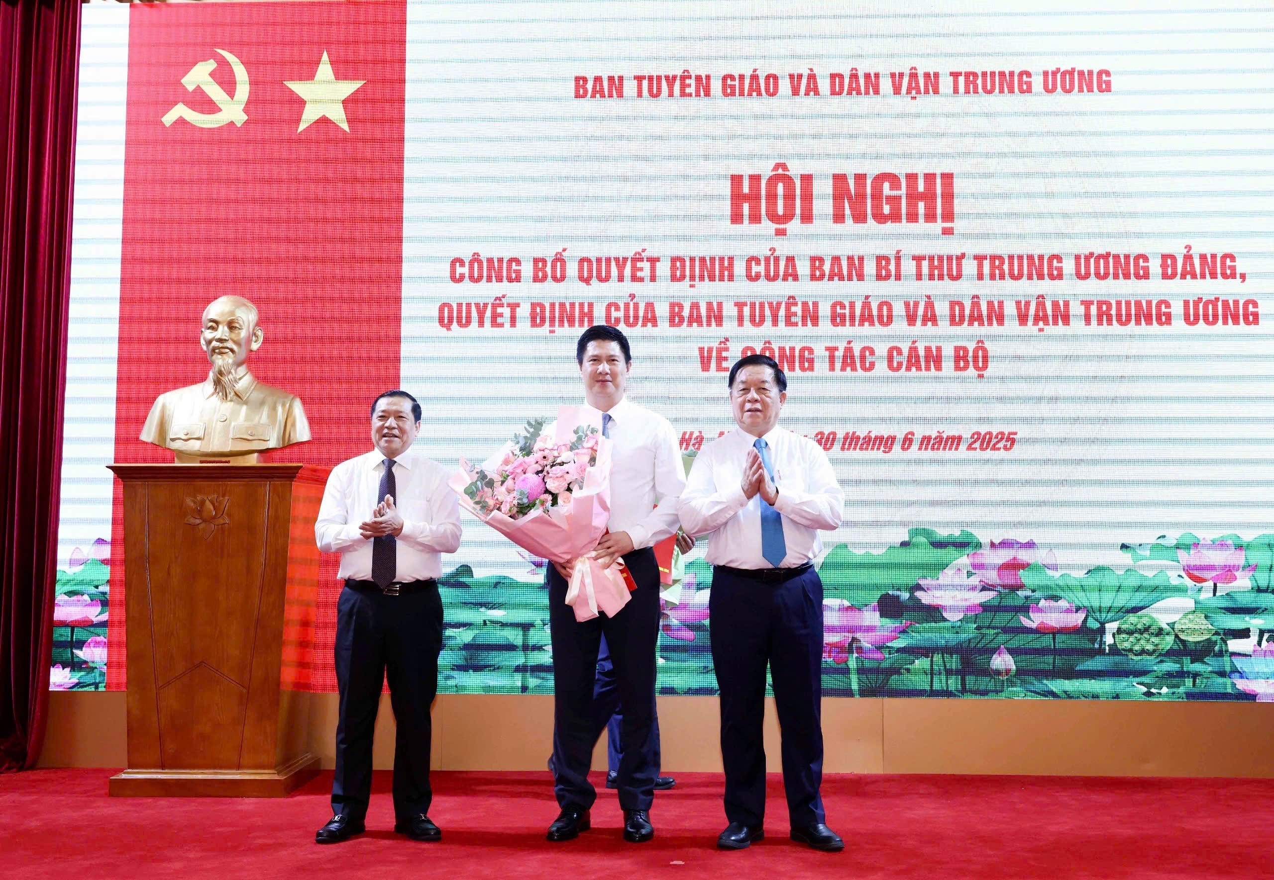 Ông Nguyễn Trọng Nghĩa (bên phải), Ủy viên Bộ Chính trị, Bí thư Trung ương Đảng, Trưởng Ban Tuyên giáo và Dân vận Trung ương trao Quyết định điều động, bổ nhiệm ông Nguyễn Quế Lâm, Vụ trưởng Vụ Tuyên truyền giữ chức vụ Chánh Văn phòng Ban Tuyên giáo và Dân vận Trung ương. (Ảnh: KT)