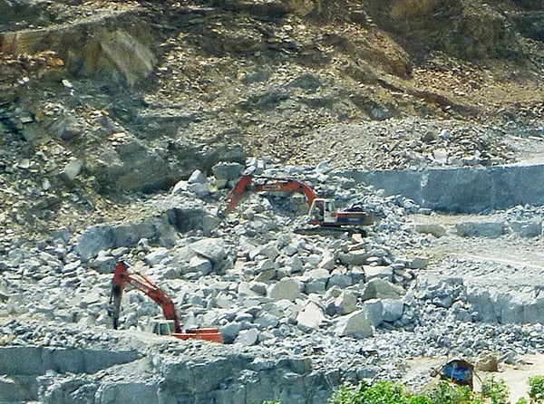Sở Xây dựng Đà Nẵng đề nghị các nhà thầu báo cáo các đơn vị được cấp phép khai thác không bán hay nâng giá bán cao hơn giá trong công bố giá để đề xuất xử lý theo quy định pháp luật.