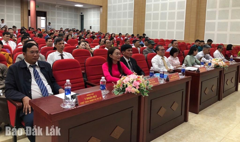 Đại biểu, người dân tham dự Lễ Công bố tại điểm cầu xã Quảng Phú (mới)