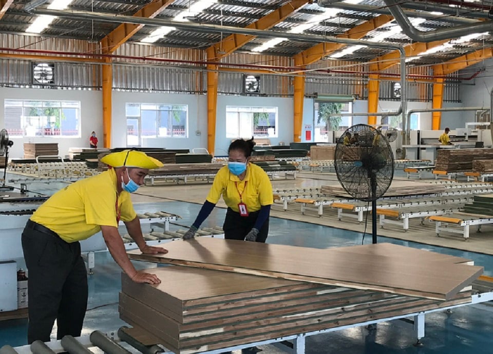 Một số doanh nghiệp sản xuất đồ gỗ xuất khẩu đang gặp khó khăn vì đơn hàng sụt giảm. Ảnh minh họa: H.Như