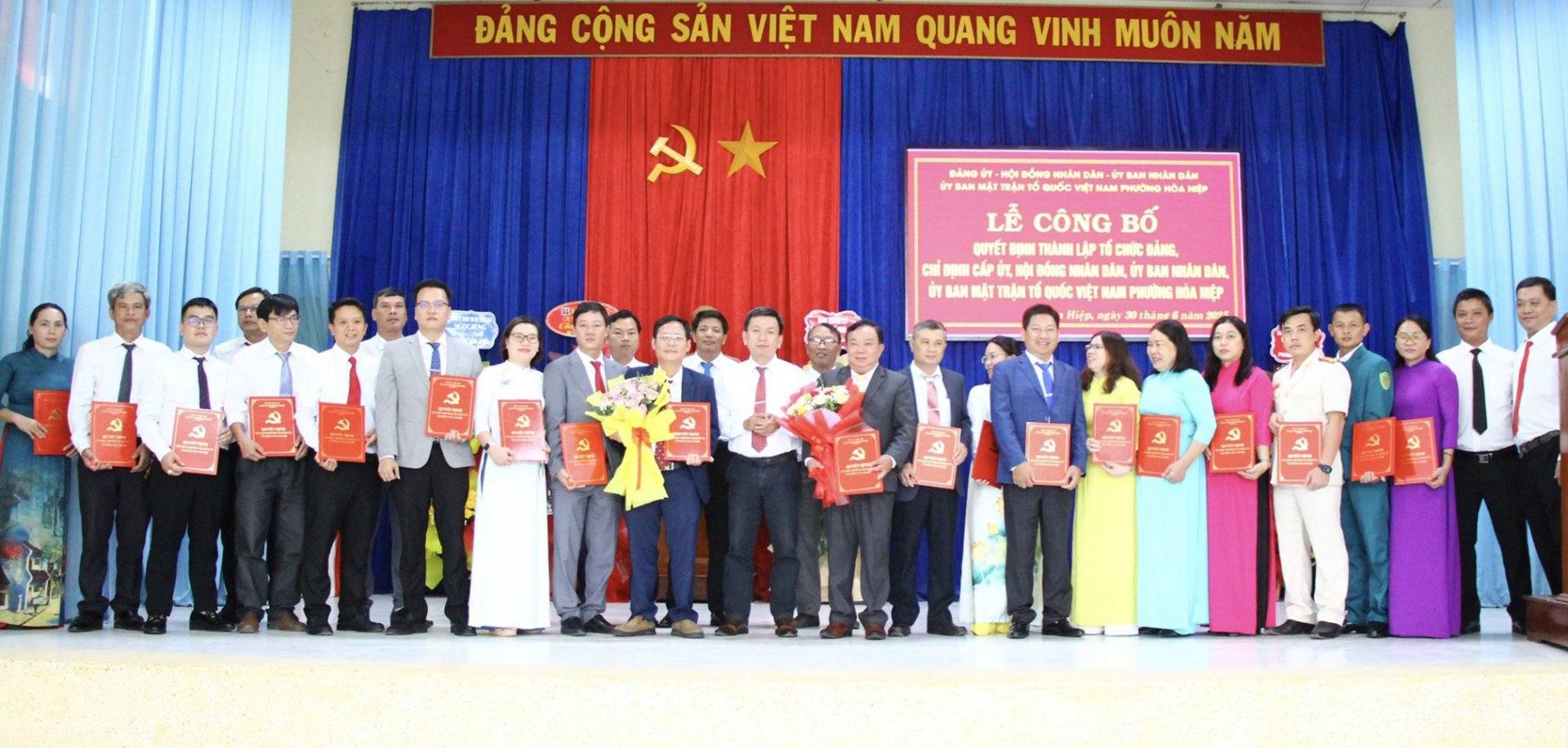 Trao các quyết định về cán bộ cho lãnh đạo phường Hòa Hiệp. Ảnh: HỒ NHƯ