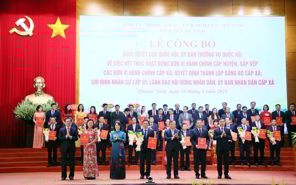Ban Thường vụ Tỉnh uỷ trao các quyết định của Tỉnh ủy, Ban Thường vụ Tỉnh ủy, các Nghị quyết của HĐND tỉnh và tặng hoa chúc mừng Đảng bộ xã Ba Chẽ