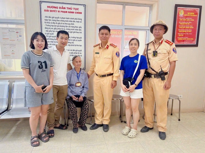 ក្រុម​គ្រួសារ​បាន​ទៅ​ស្នាក់​ការ​ក្រុម​ប៉ូលិស​ចរាចរណ៍​លេខ​១០ ដើម្បី​យក​លោកស្រី ដួង ធីម៉ាច ទៅ​ផ្ទះ។