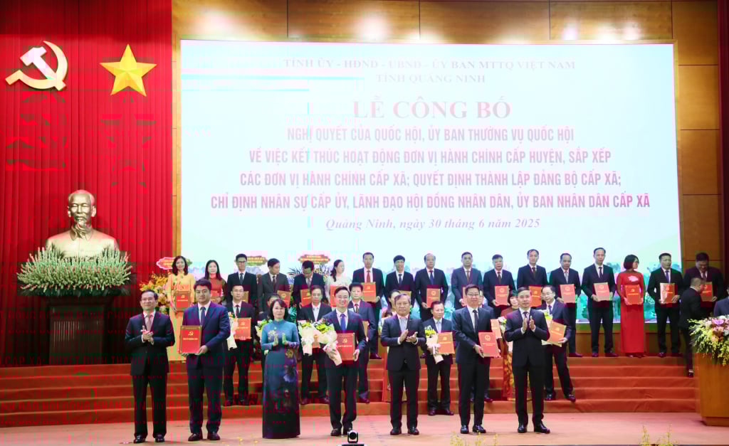 Ban Thường vụ Tỉnh uỷ trao các quyết định của Tỉnh ủy, Ban Thường vụ Tỉnh ủy, các Nghị quyết của HĐND tỉnh và tặng hoa chúc mừng Đảng bộ xã Cái Chiên