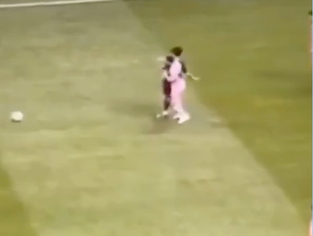 Lionel Messi was caught secretly punching his opponent, fans were extremely upset - 2