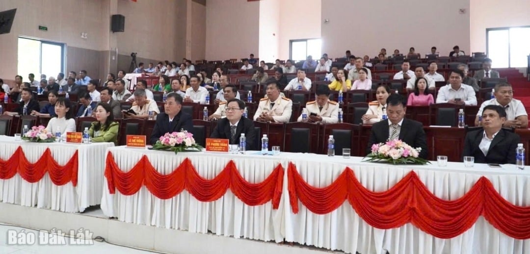 Các đại biểu, người dân theo dõi lễ công bố tại trụ sở UBND xã Ea Bhốk (mới).