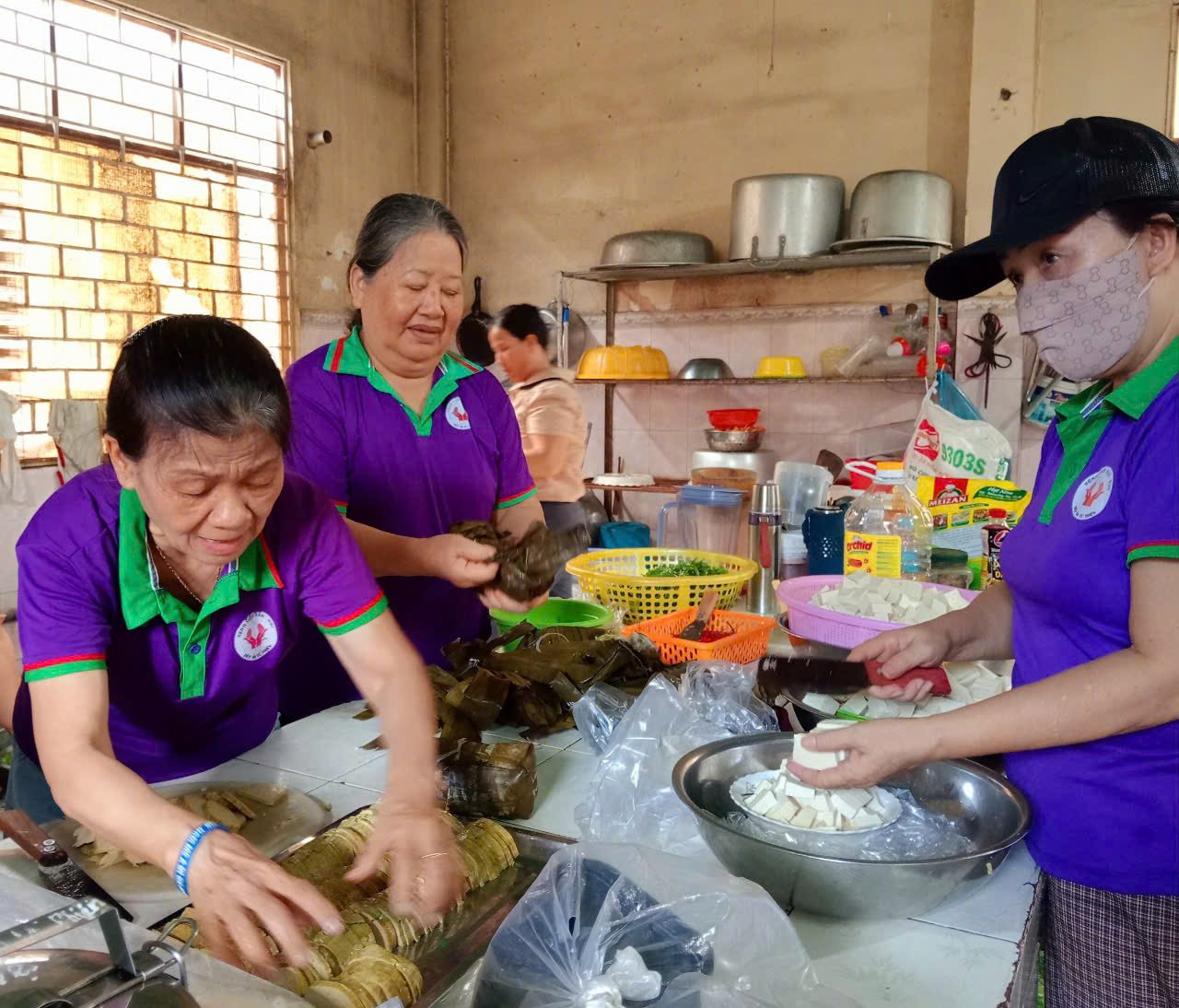 Bà Võ Thị Bảy, Trưởng Bếp ăn Từ thiện Bệnh viện Sản-Nhi Phú Yên đang xếp chả lên khay để chuẩn bị mang ra quầy.

