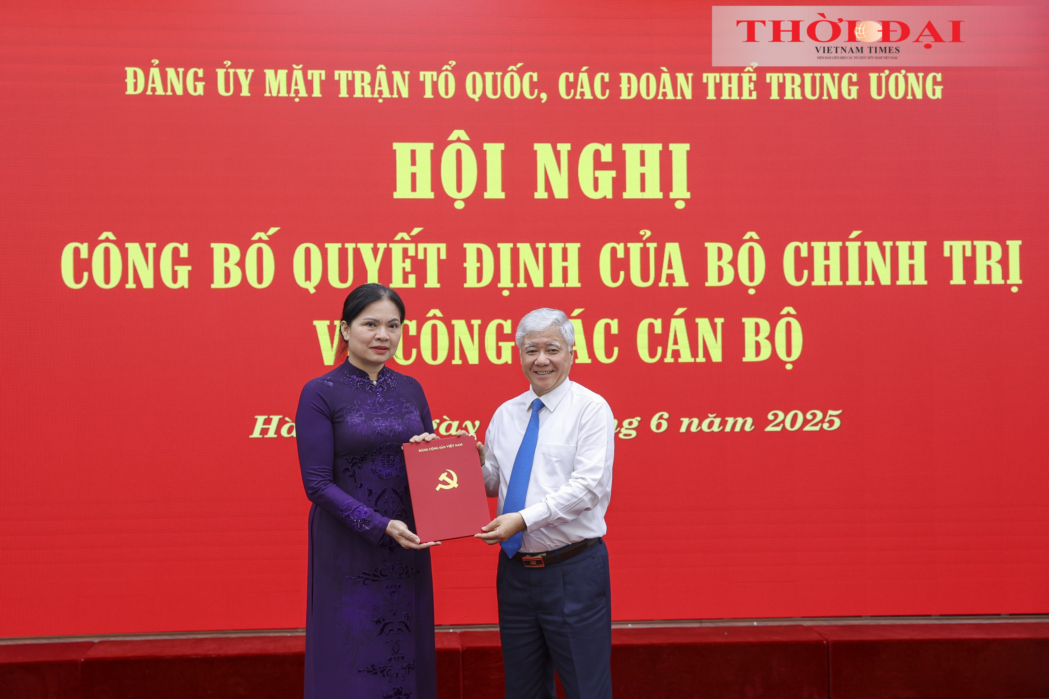 Ông Đỗ Văn Chiến, Ủy viên Bộ Chính trị, Bí thư Trung ương Đảng, Bí thư Đảng ủy MTTQ, các đoàn thể Trung ương, Chủ tịch Ủy ban Trung ương MTTQ Việt Nam trao Quyết định cho bà Hà Thị Nga. (Ảnh: Đinh Hòa)