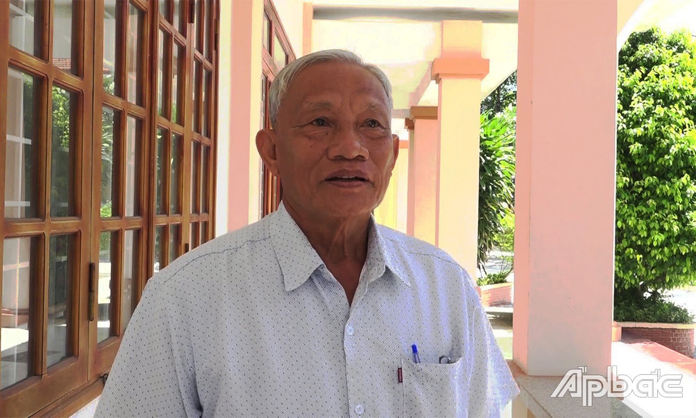 Ông Phan Thanh Hiền, cán bộ về hưu, ngụ xã Vĩnh Bình (mới) chia sẻ với báo chí tại lễ công bố