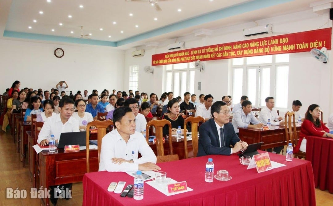Các đại biểu tham dự lễ công bố tại xã Ea Wer (mới).