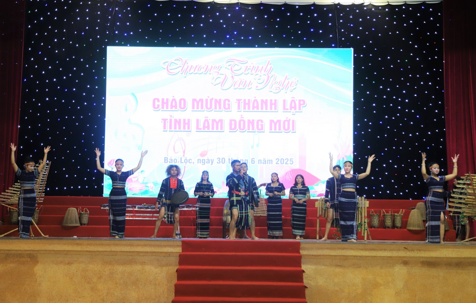 The opening of the art program was the performance of the Festival Highlands, which created a joyful atmosphere, celebrating the announcement of the new Lam Dong province.