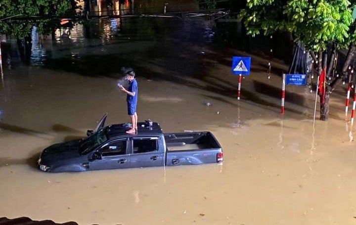 من ليلة أمس وحتى صباح اليوم (30 يونيو)، هطلت أمطار غزيرة باستمرار، مما أدى إلى غرق العديد من مناطق مدينة تاي نجوين في مياه فيضانات عاتية، حيث علق الناس والمركبات في المياه. (صورة: أوتوفون تاي نجوين)