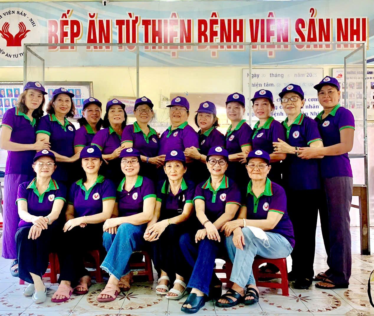Tập thể chị em Bếp ăn Từ thiện Bệnh viện Sản-Nhi Phú Yên nấu và phát suất ăn miễn phí các ngày 3,5,7 trong tuần.