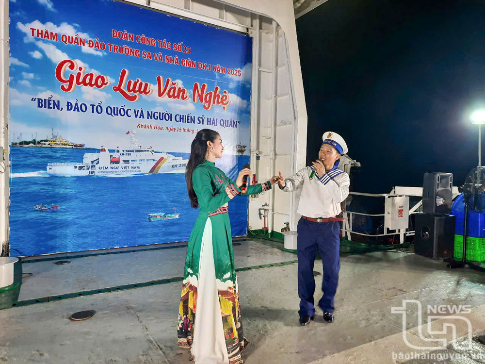 បុគ្គលិកនៃមជ្ឈមណ្ឌលវប្បធម៌ និងសិល្បៈខេត្ត Thai Nguyen និងទាហានជើងទឹកសម្តែងនៅ Truong Sa។