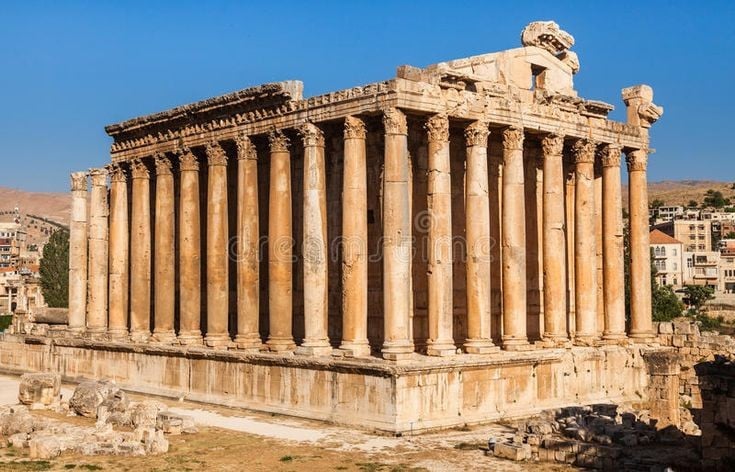 5. Đền Bacchus tại Baalbek là một trong những công trình cổ đại được bảo tồn tốt nhất. Đền Bacchus vẫn còn nguyên vẹn với các cột đá, phù điêu và nội thất bên trong, minh chứng cho nghệ thuật kiến trúc La Mã tinh xảo. Ảnh: Pinterest.