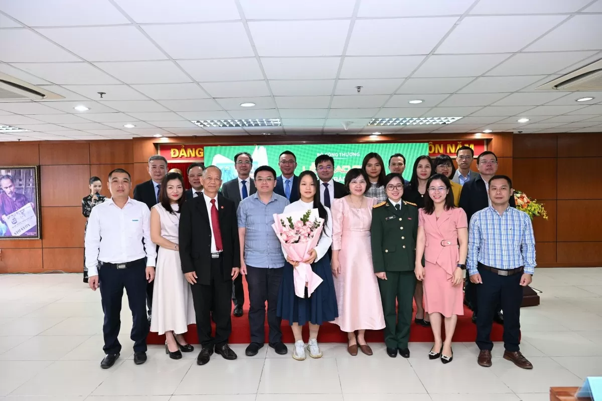 Ban tổ chức chụp ảnh lưu niệm với các nhóm tác giải đoạt giải Cuộc thi viết về bảo vệ môi trường ngành Công Thương lần thứ II năm 2023