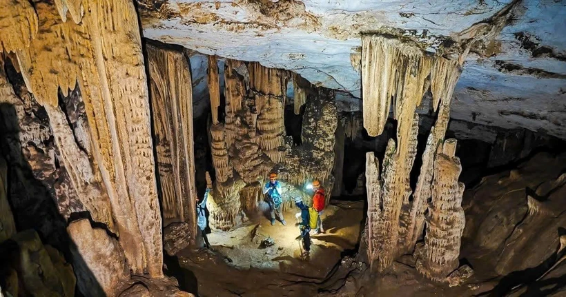 Tourists explore caves in the Lang Son UNESCO Global Geopark. (Photo: VIETNAM EXPEDITIONS)