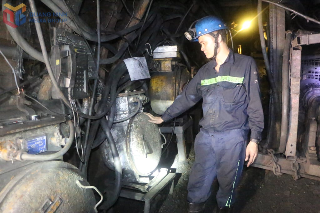 Los trabajadores de la Compañía de Carbón Nam Mau operan equipos en el tajo largo.
