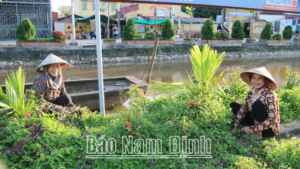 Die Menschen der Gemeinde Hai Quang (Hai Hau) kümmern sich um die brandneue ländliche Blumenstraße.