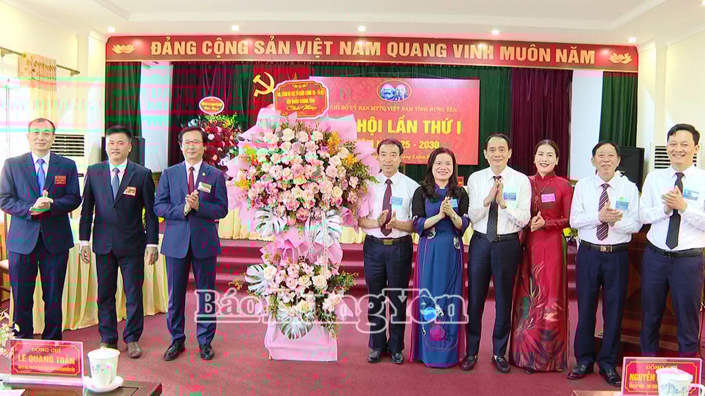 Los delegados felicitan al Congreso del Comité Provincial del Frente de la Patria de Vietnam