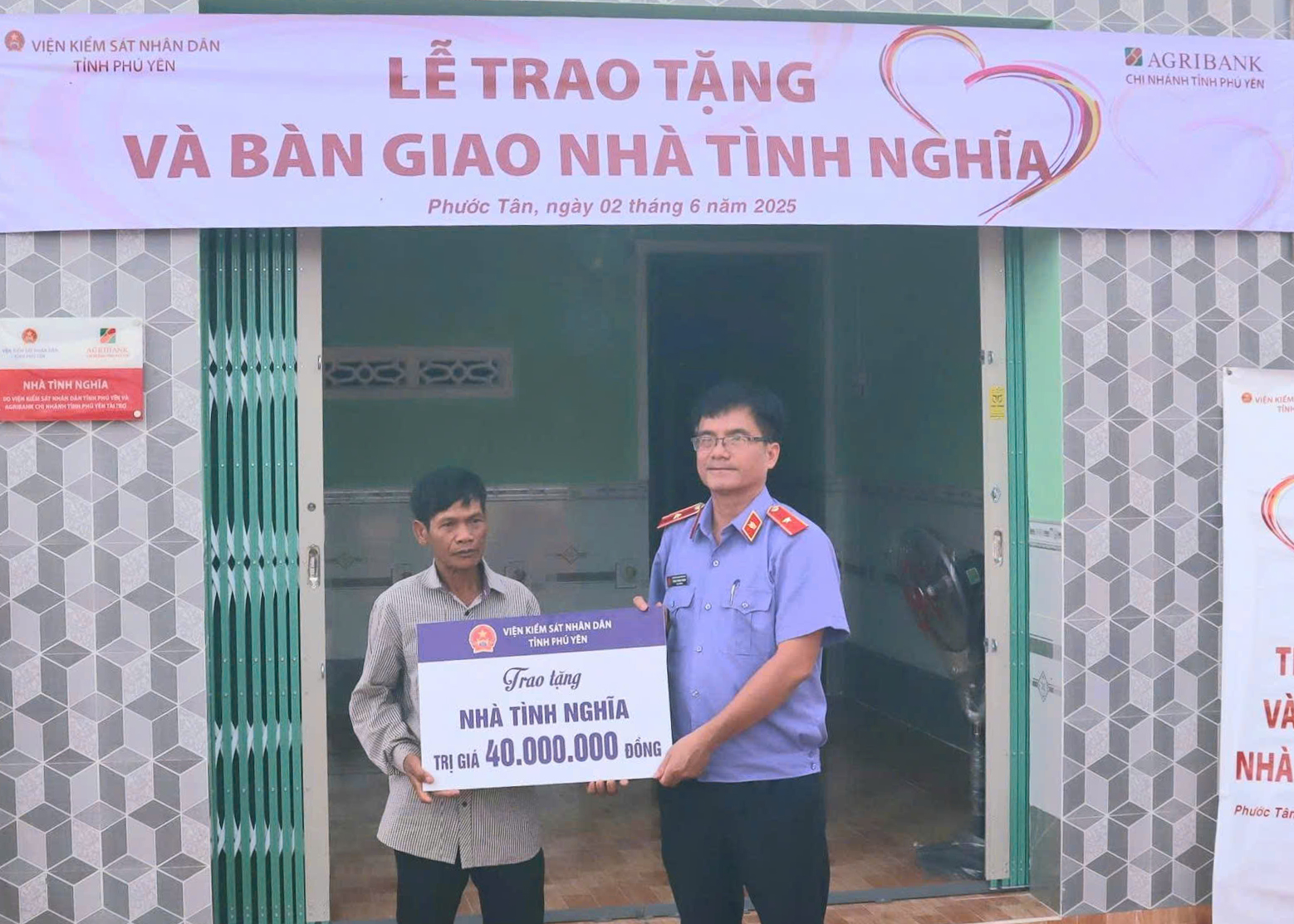 ប្រធាន​អយ្យការ​ប្រជាជន​ខេត្ត Pham Trung Thuan ប្រគល់​ប្រាក់​ឧបត្ថម្ភ​ដល់​គ្រួសារ​លោក La O Truc។ រូបថត៖ NGUYEN HOA 