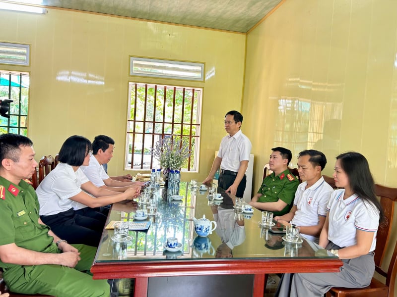 Trao Bằng tri ân cô giáo dũng cảm cứu người giữa dòng sông -0
