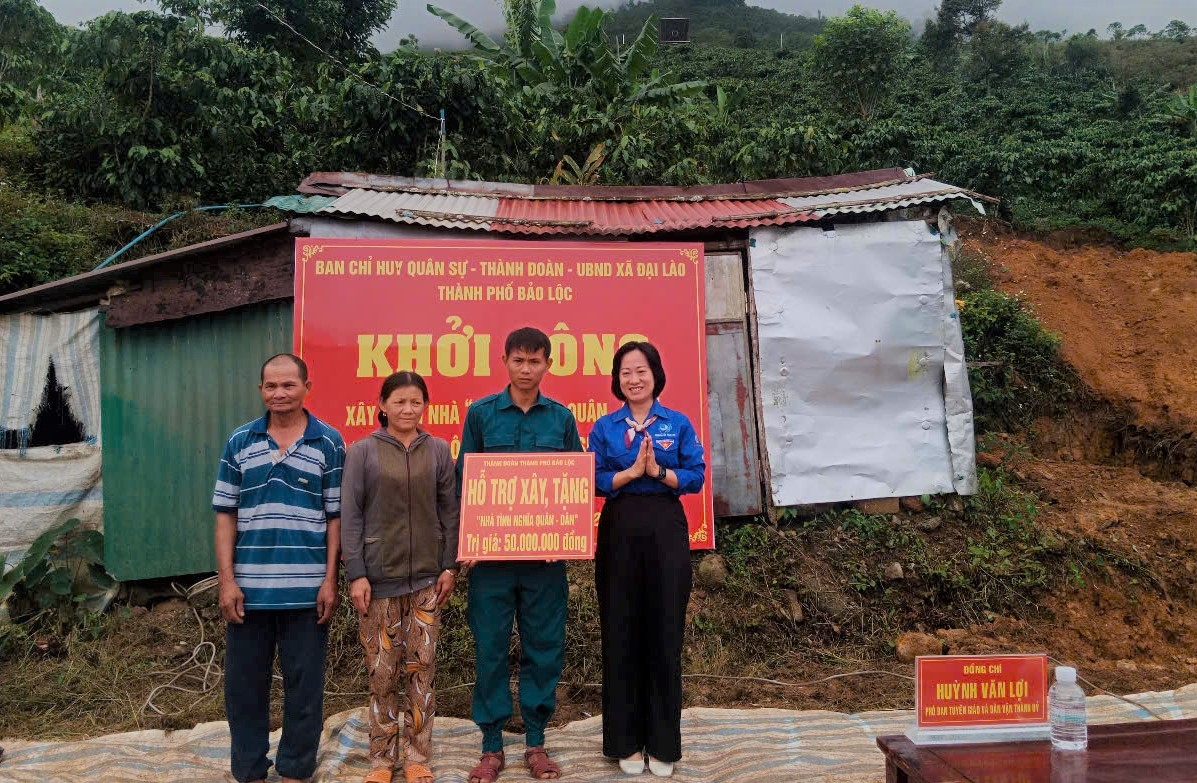Die Jugendunion der Stadt Bao Loc stellte 50 Millionen VND zur Verfügung, um den Hausbau für die Familie von Herrn Huynh Van Sieu zu unterstützen.
