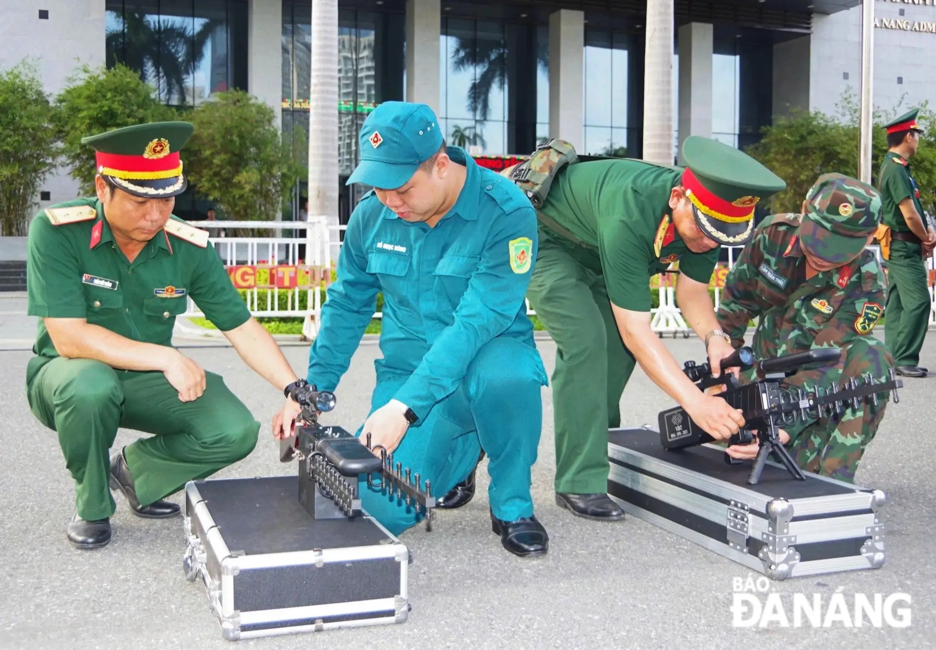 Das städtische Militärkommando verstärkt die Kontrolle über Drohnen während des DIFF 2025. Foto: H.Đ