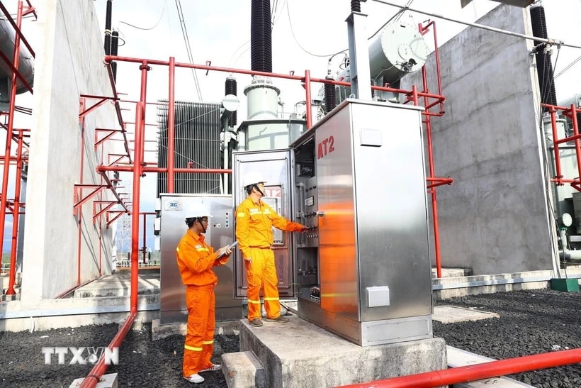 Des ouvriers vérifient l'équipement du poste de transformation 500 kV de Dak Nong. (Photo : Huy Hung/VNA)