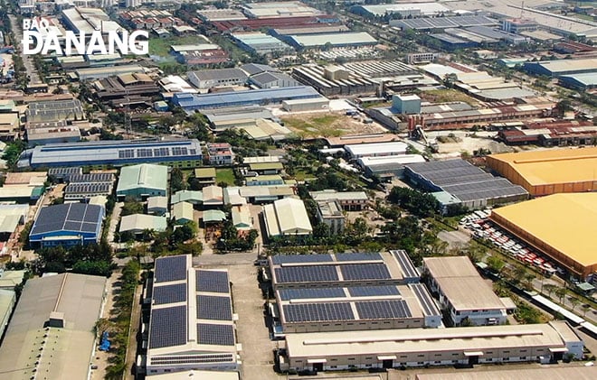 Se han instalado y puesto en funcionamiento numerosos sistemas de energía solar en azoteas del Parque Industrial Hoa Khanh. Foto: HOANG HIEP