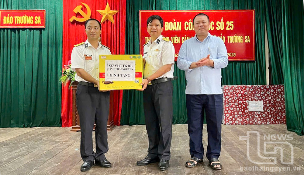 គណៈប្រតិភូបានប្រគល់តែ Thai Nguyen ជាអំណោយដល់នាយទាហាន និងទាហាននៅកោះ Truong Sa។
